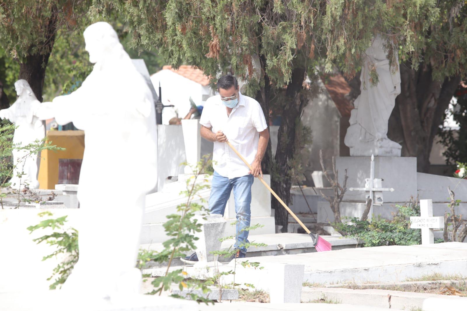 $!Acuden centenares de personas a panteones de Mazatlán por celebración del Día del Padre