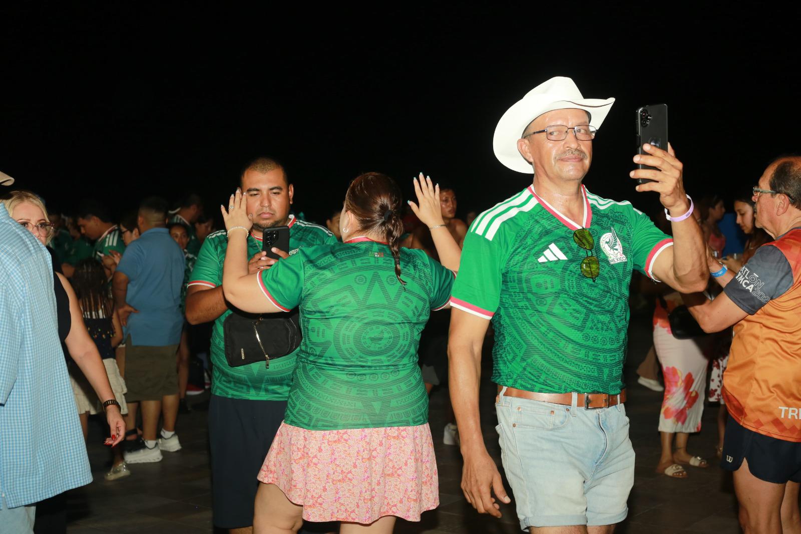 $!México pasa a octavos y a Mazatlán le gana la euforia mundialista