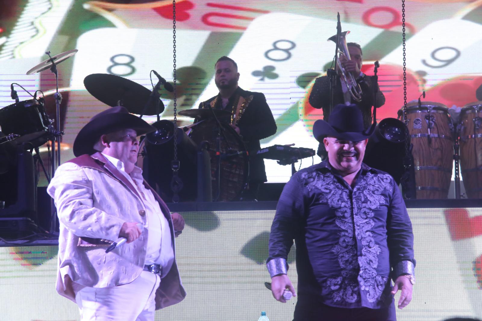 $!Tanto El Coyote como Chuy Lizárraga rinden tributo a las agrupaciones que los impulsaron, La arrolladora Banda El Limón y Los Arámburos del Limón.