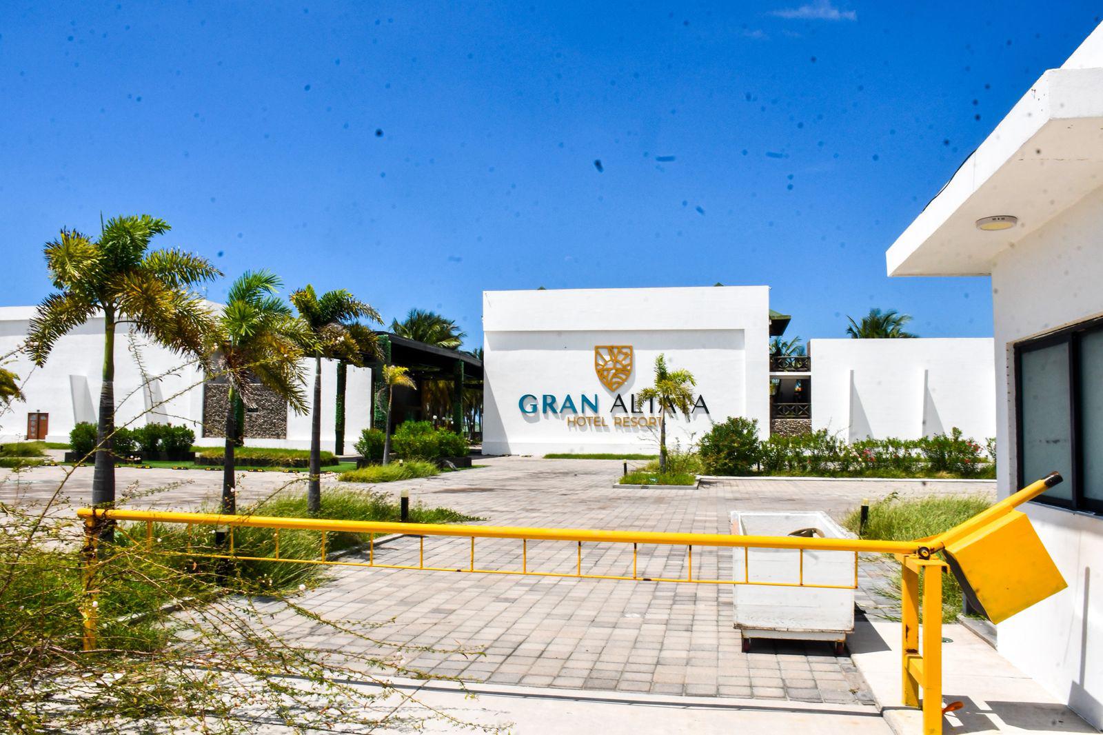 $!Los estragos del ataque armado en Altata: base sindical baleada y un hotel devastado por las llamas