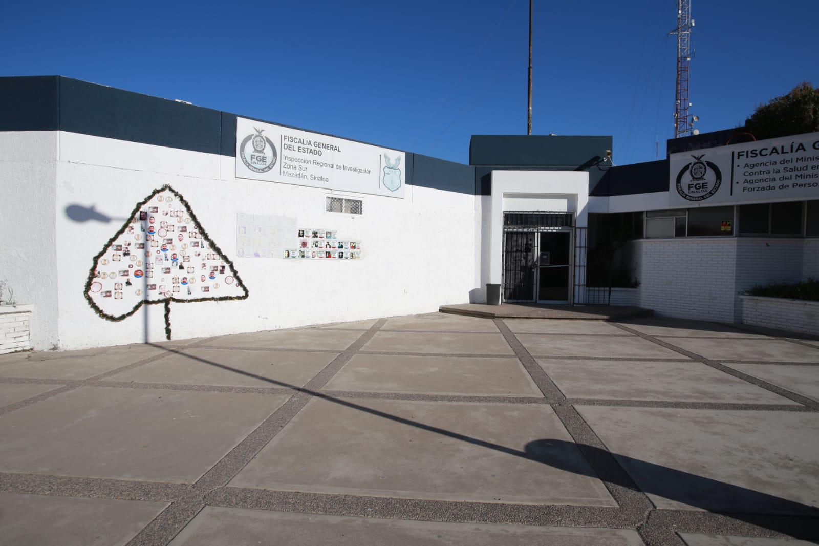 $!Colocan en Vicefiscalía de Mazatlán ‘árbol navideño’ con fotos de desaparecidos