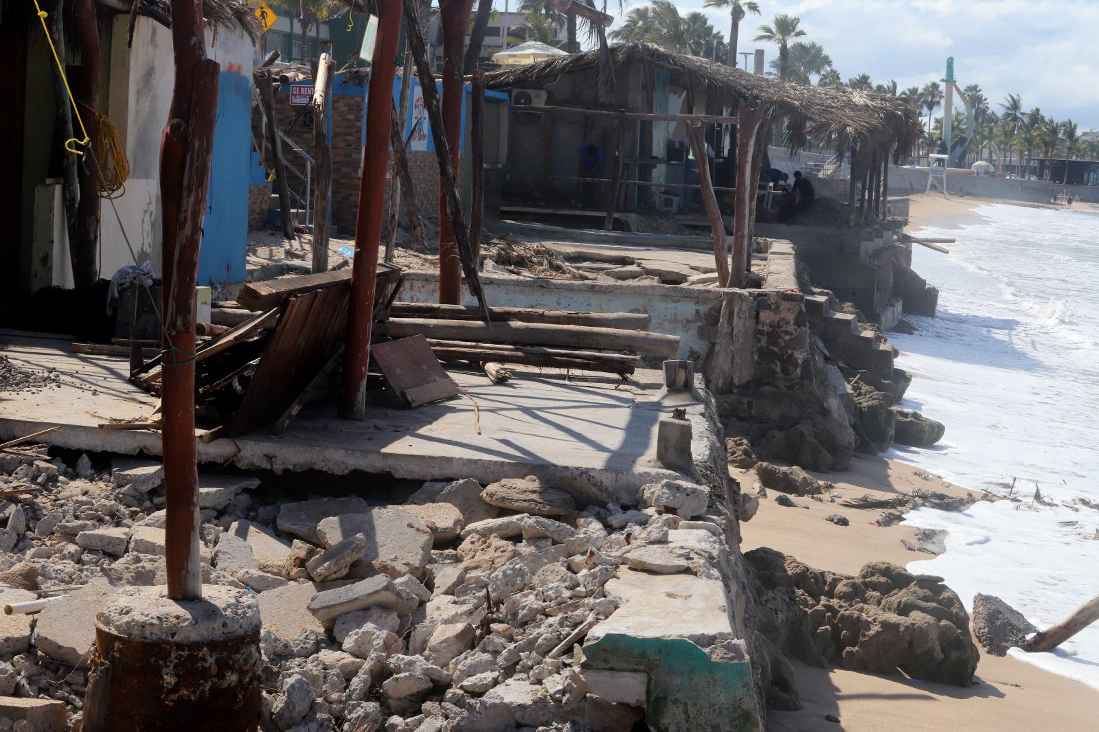 $!Playas han reducido de 30 metros a cero de frente, admiten palaperos de Mazatlán