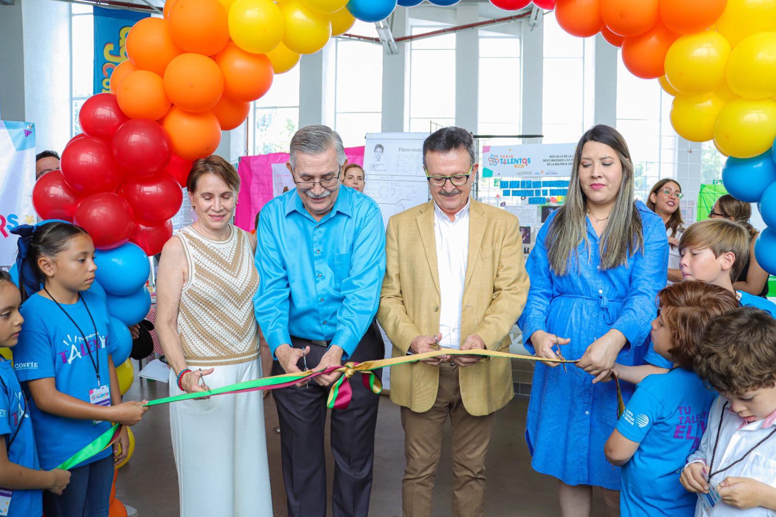 $!Martha Zarain Herzberg, José María Conde Uraga, Carlos Karam Quiñone y Karina Cháidez Aguilar, cortan el listón inaugural de la exposición.