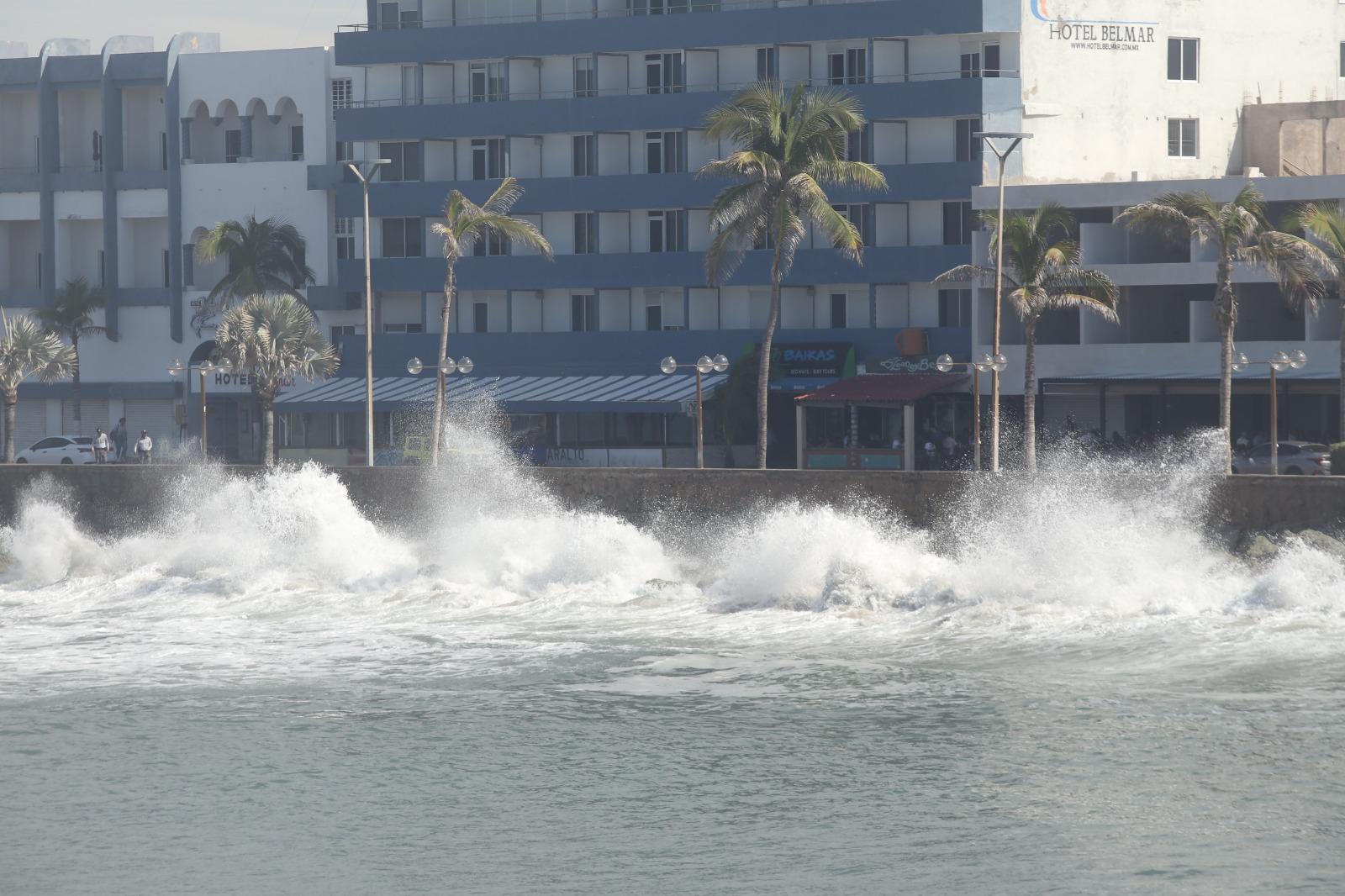 $!Reabren algunos accesos a playas de Mazatlán tras disminuir intensidad del oleaje