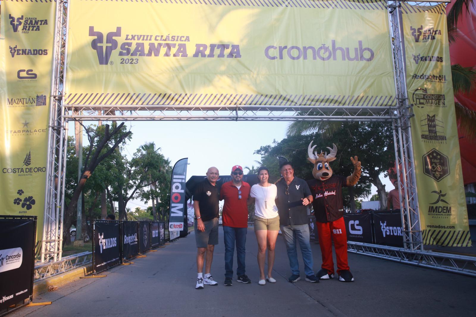 $!Parten ciclistas a conquistar la cumbre de Santa Rita