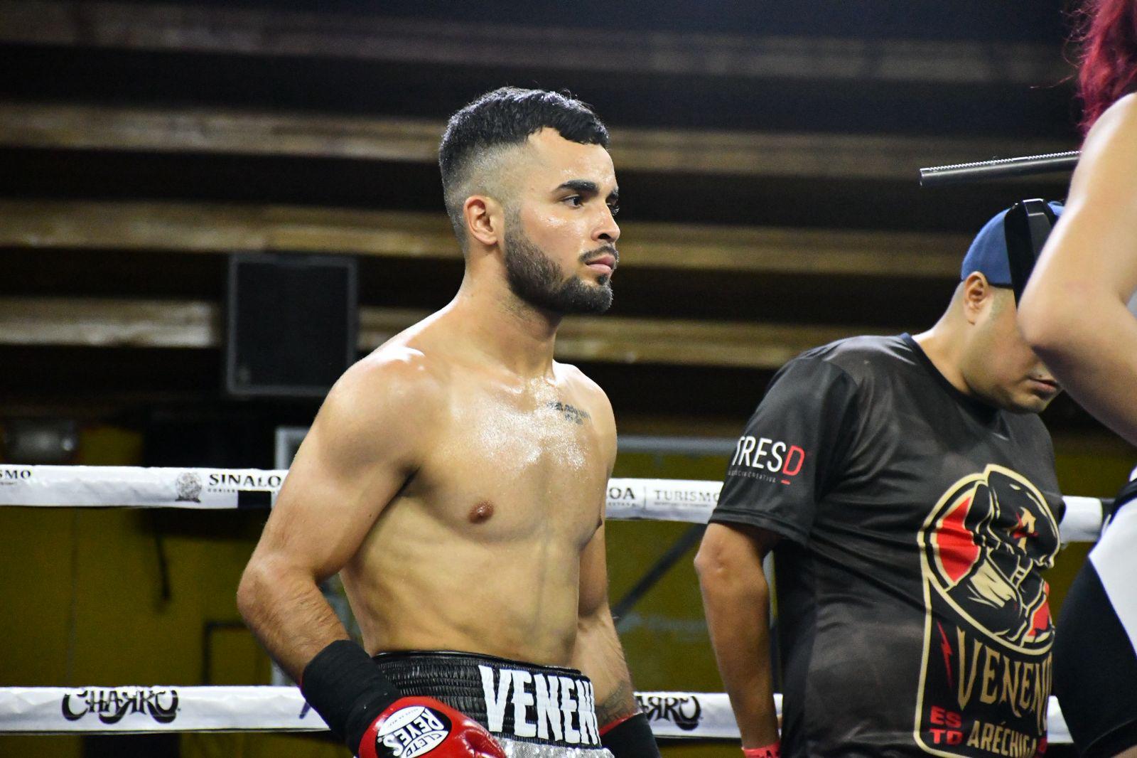 $!‘Veneno’ Aréchiga noquea en el séptimo asalto y enciende la noche de boxeo en Culiacán