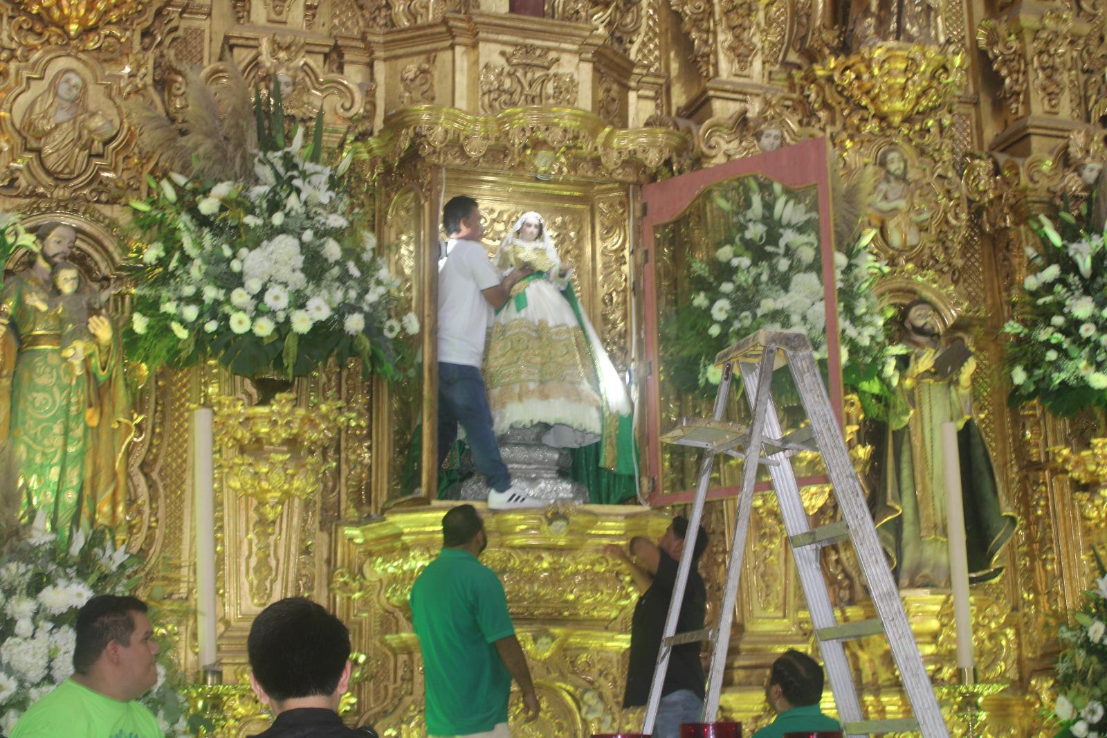 $!Jesús Manuel con devoción ha dedicado 30 años de su vida a bajar a la Virgen del Rosario