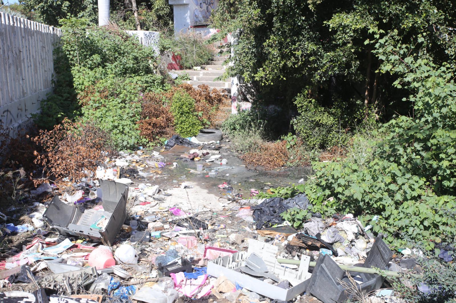 $!Entre maleza, basura y contaminación se encuentran las instalaciones del antiguo Hospital General, en Mazatlán