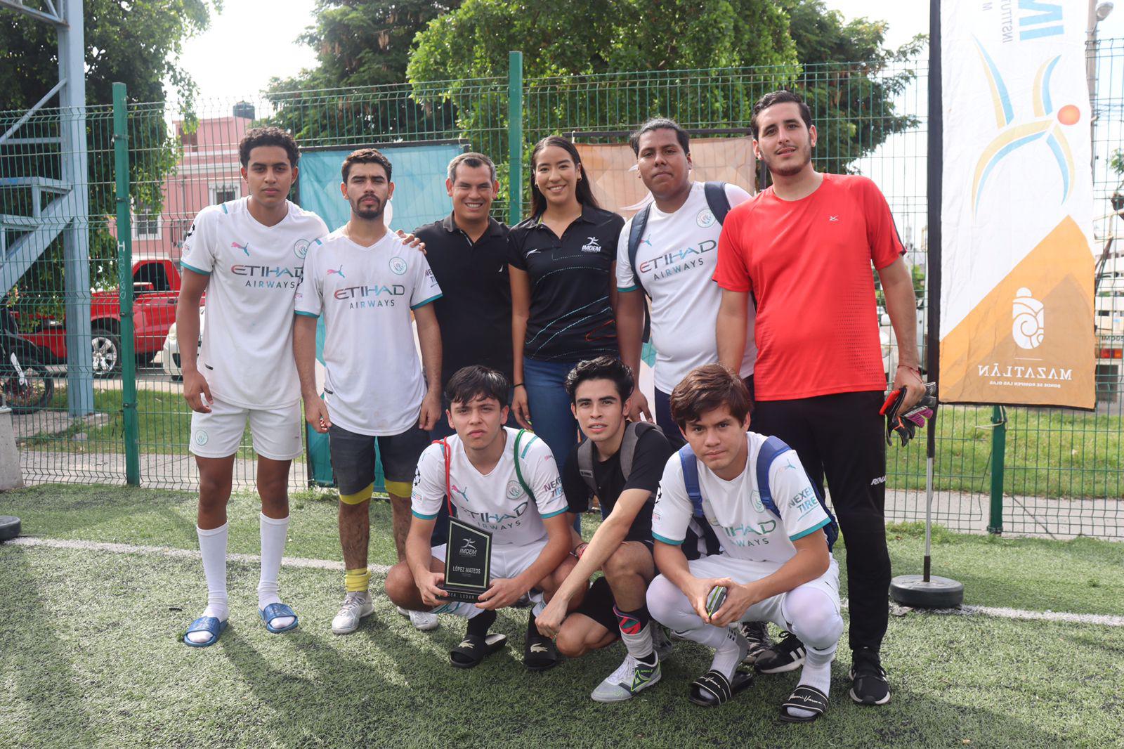 $!Premian a lo mejor del Torneo de Futbol López Mateos Sabatino