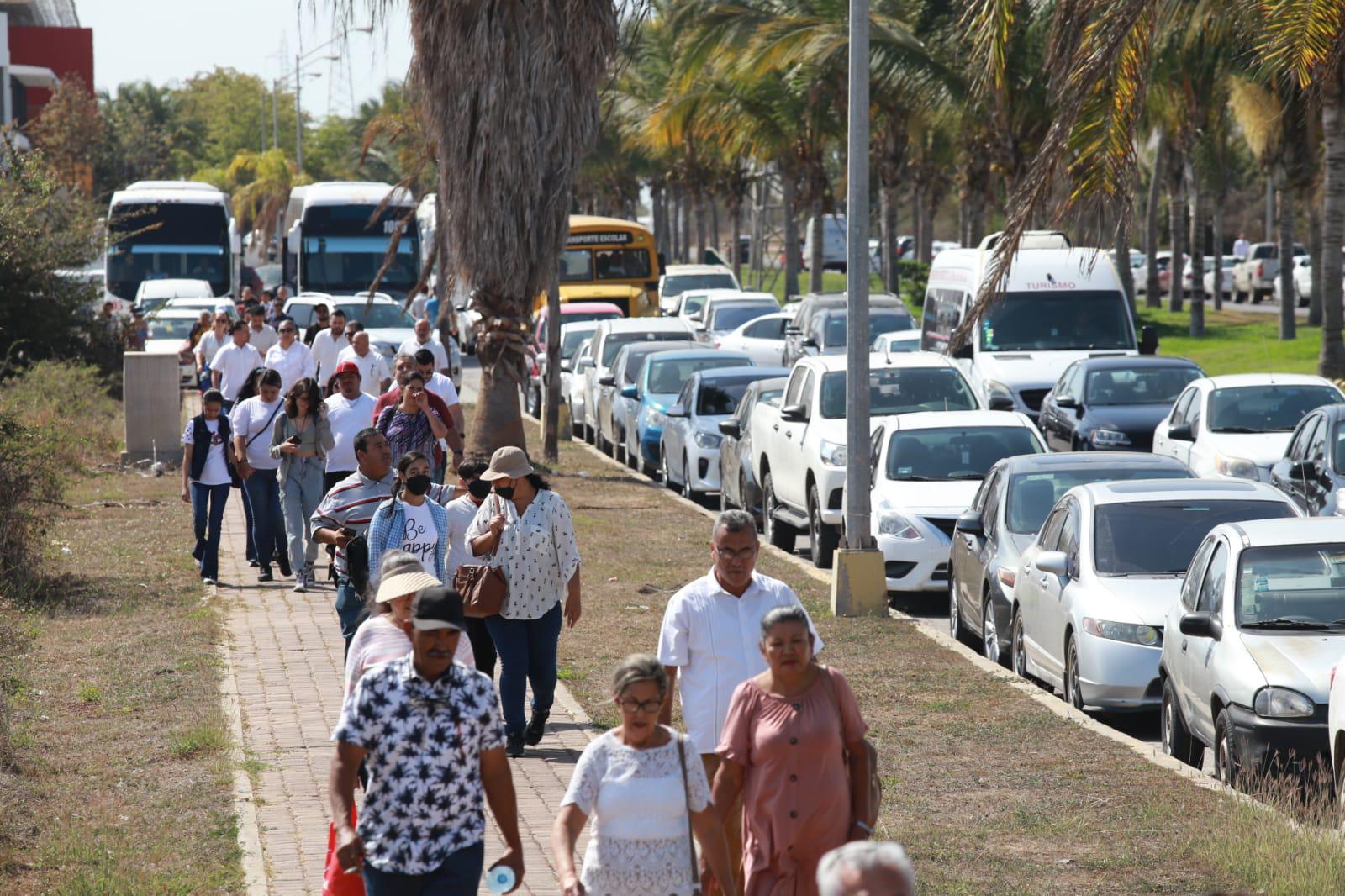 $!Se saturan vialidades que dan al Centro del Convenciones por visita de Claudia Sheinbaum