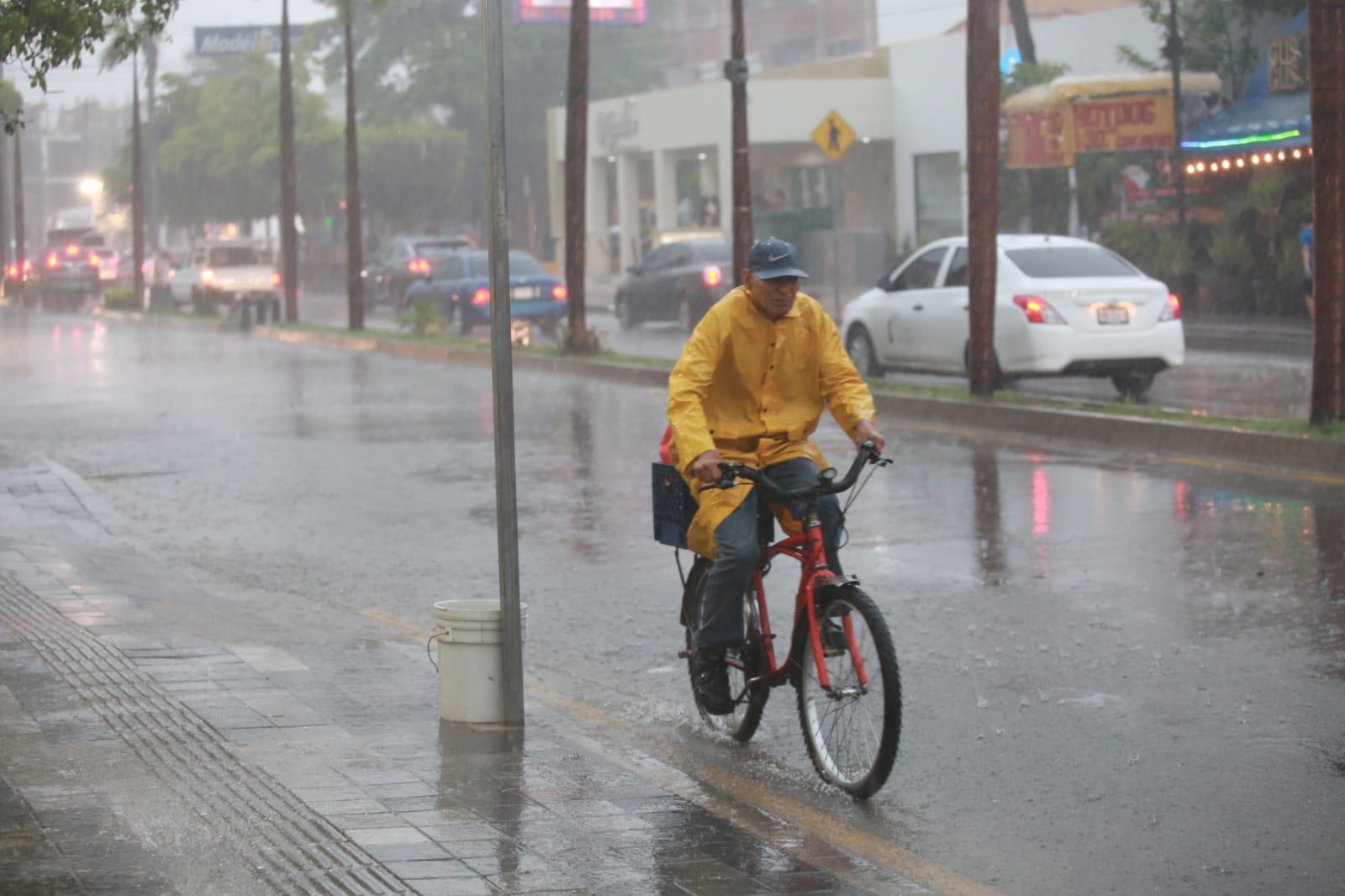 $!Azota fuerte viento y lluvia a Mazatlán