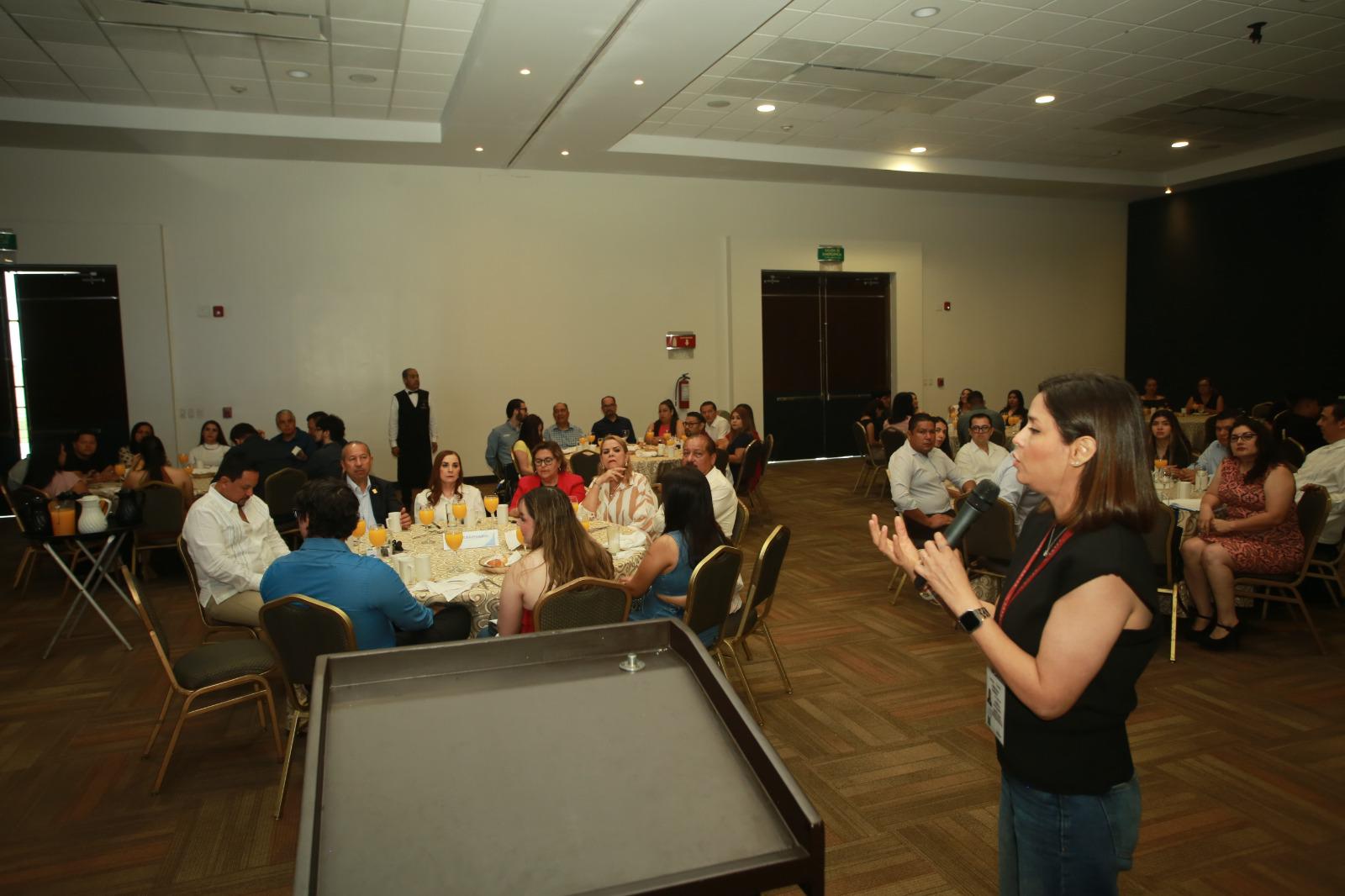 $!Con ponencia magistral, celebran profesionistas de Mazatlán el Día del Contador