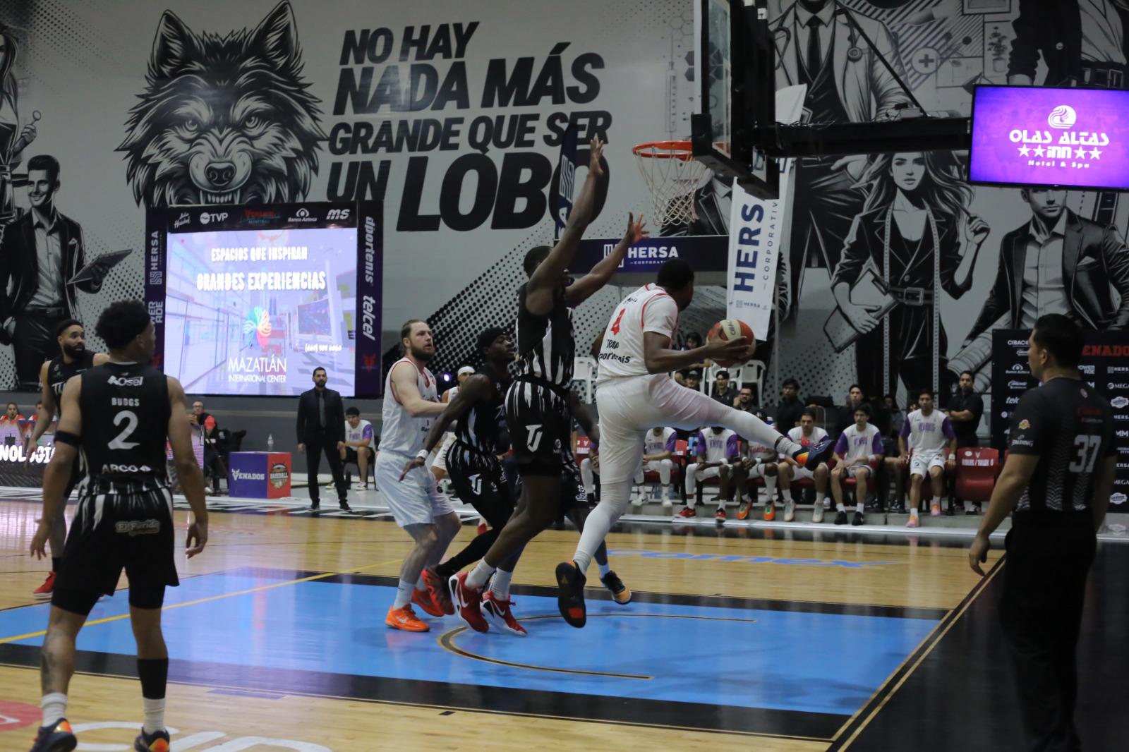 $!En peleado encuentro, Venados Basketball cae en casa ante Zonkeys