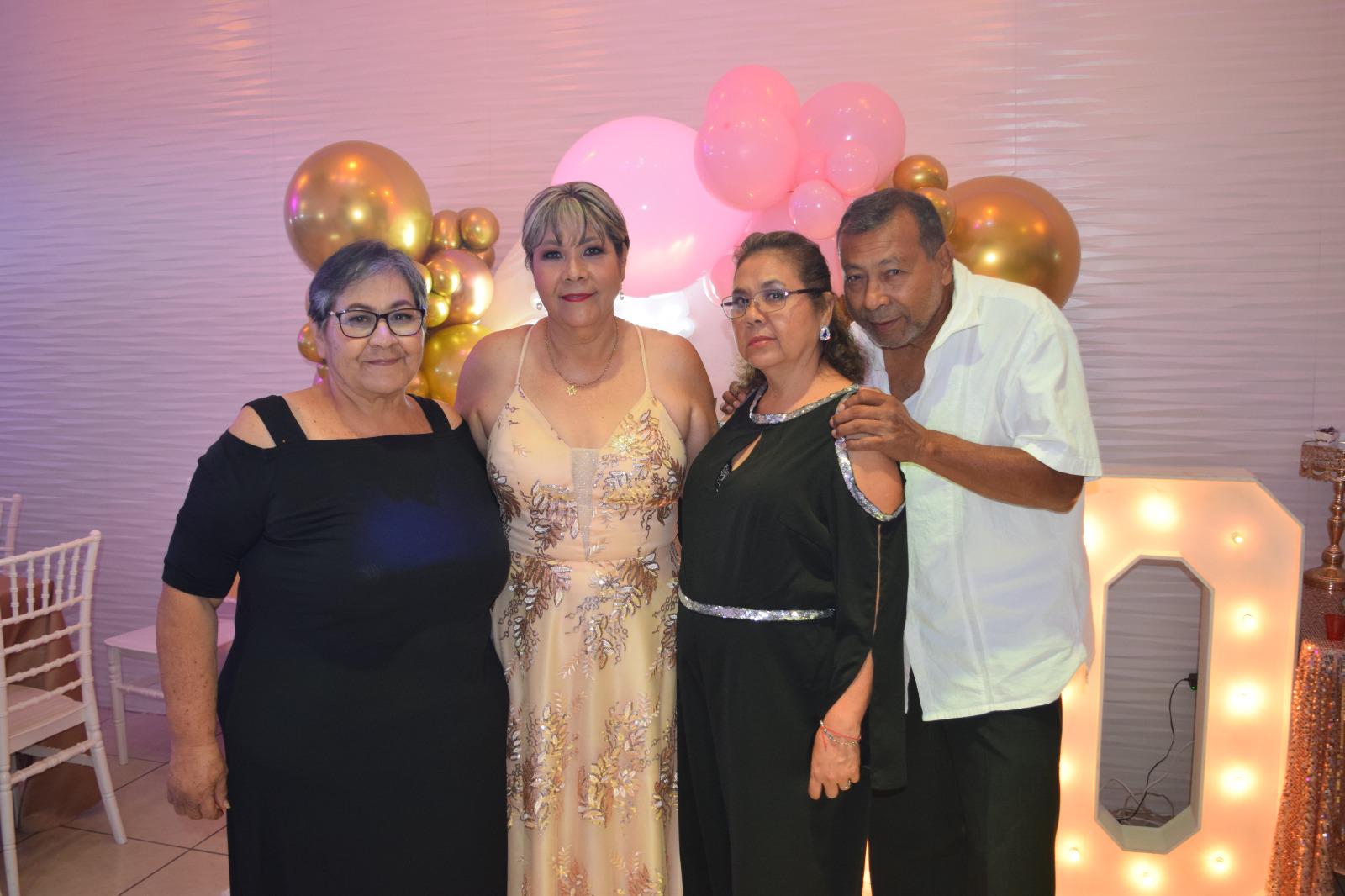 $!La cumpleañera entre sus hermanos Rosa María Álvarez Ramos, Ana María Herrera Ramos y Ernesto Álvarez Ramos.