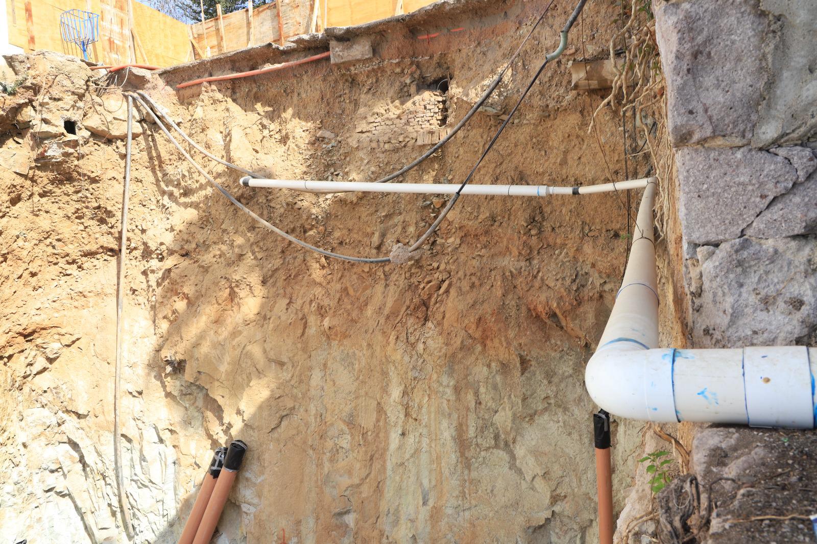 $!Denuncian fuga de aguas negras arrojadas a la vía pública en Cerro de la Nevería