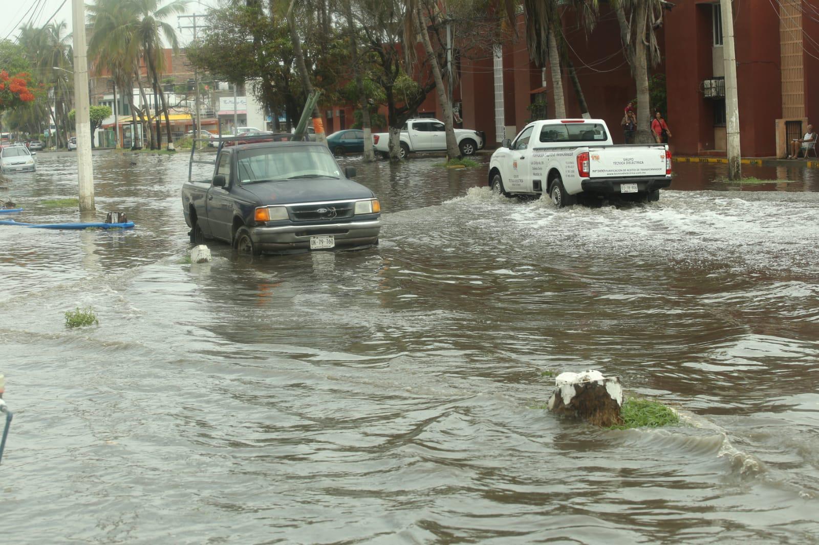 $!Quedan ‘bajo el agua’ la Cruz Lizárraga y alrededores de la Machado, en Mazatlán, tras la lluvia de este viernes