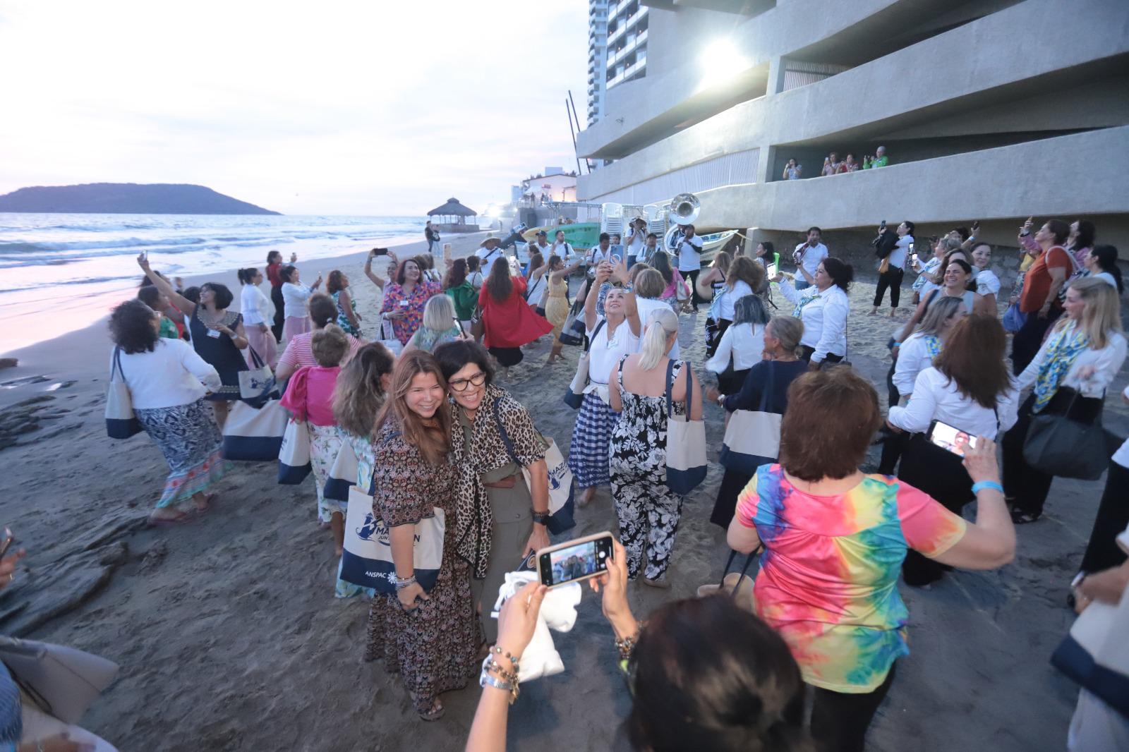 $!Las damas disfrutaron de una actividad en la playa en la cual disfrutarron de la música de banda.