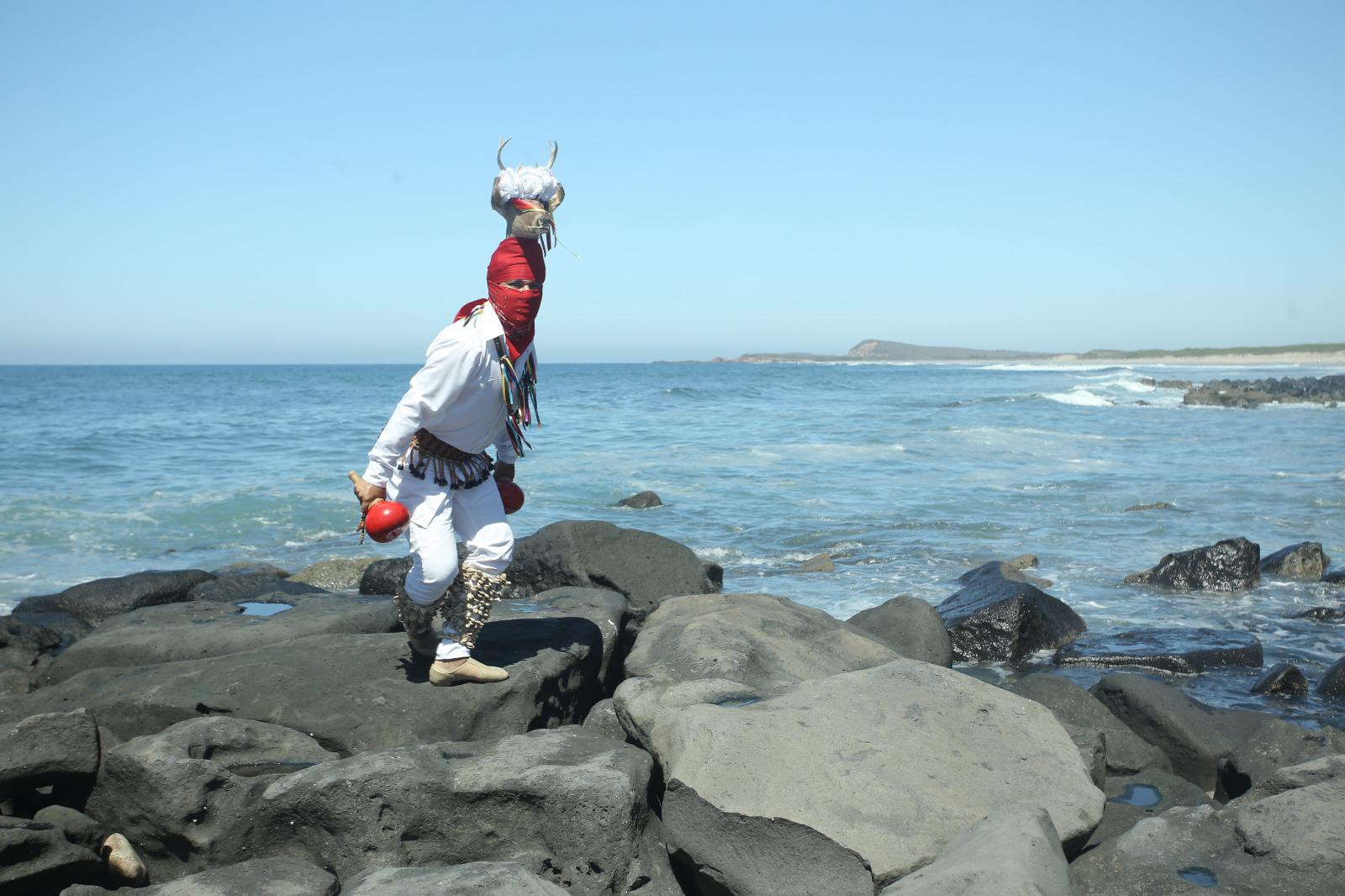 $!Isaac Hernández realiza una interpretación de la tradicional danza del venado durante la celebración del Equinoccio de Primavera en Las Labradas.