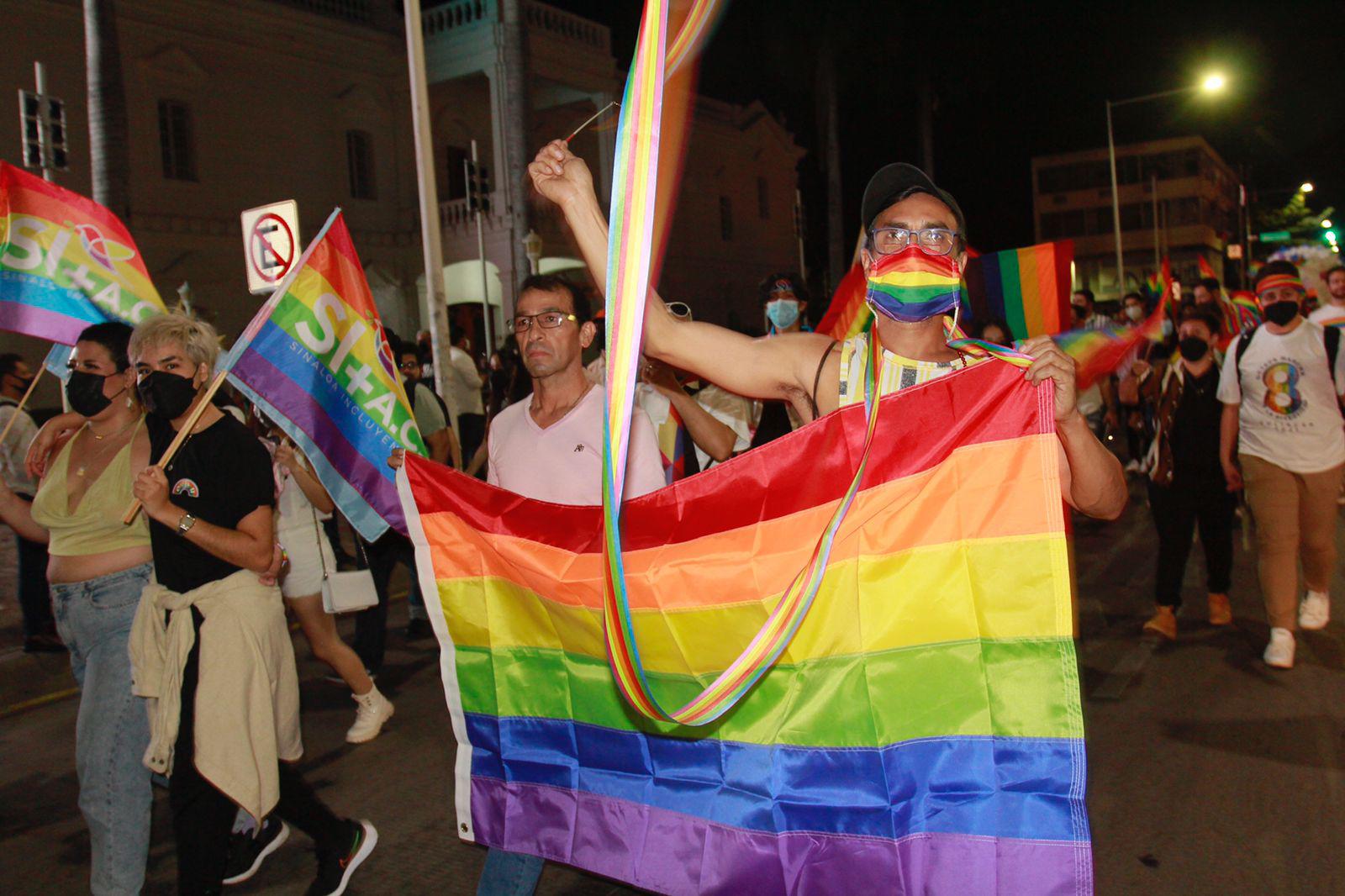 $!Celebran la diversidad sexual y el matrimonio igualitario con marcha en Culiacán