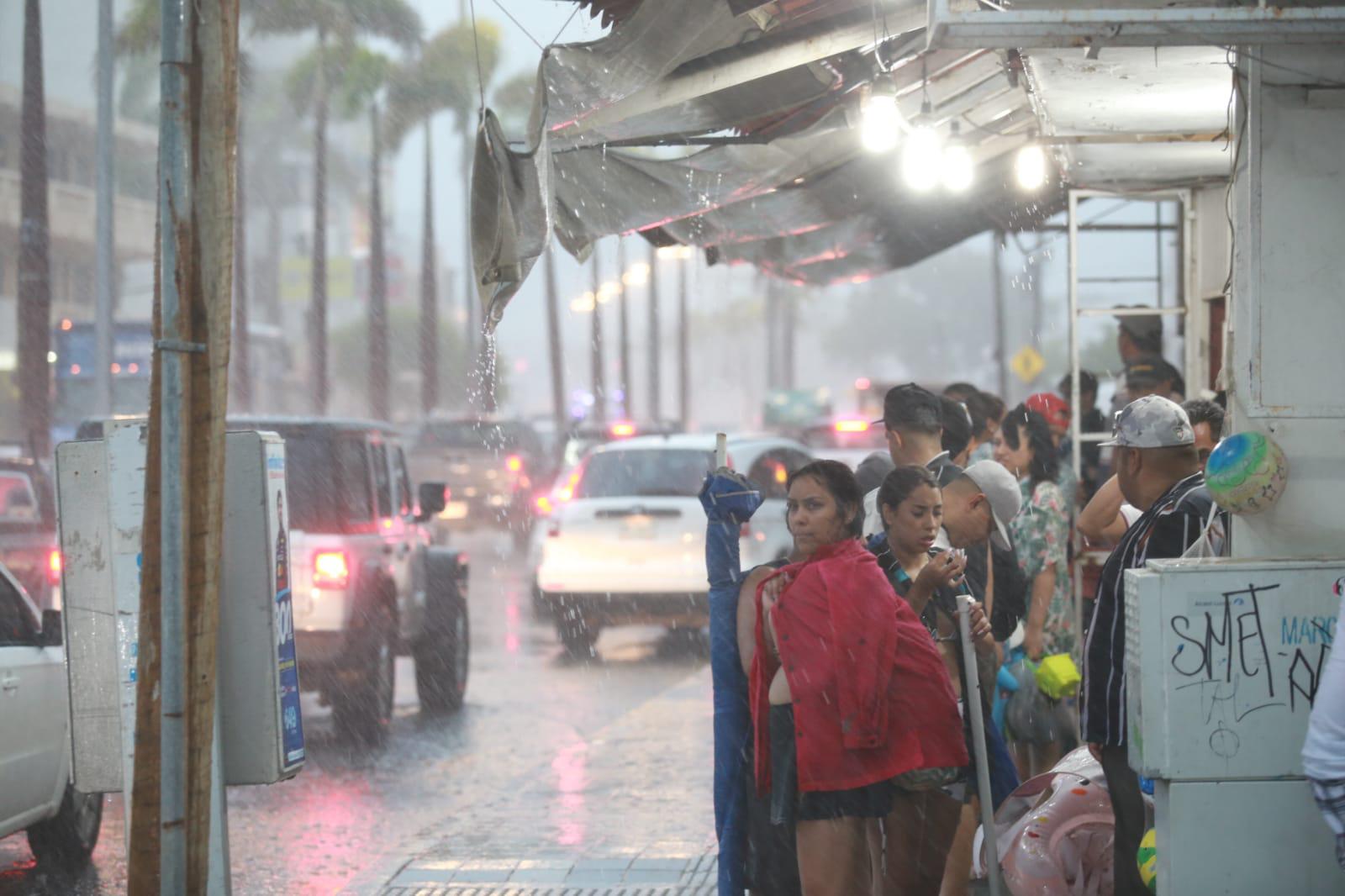 $!Azota fuerte viento y lluvia a Mazatlán
