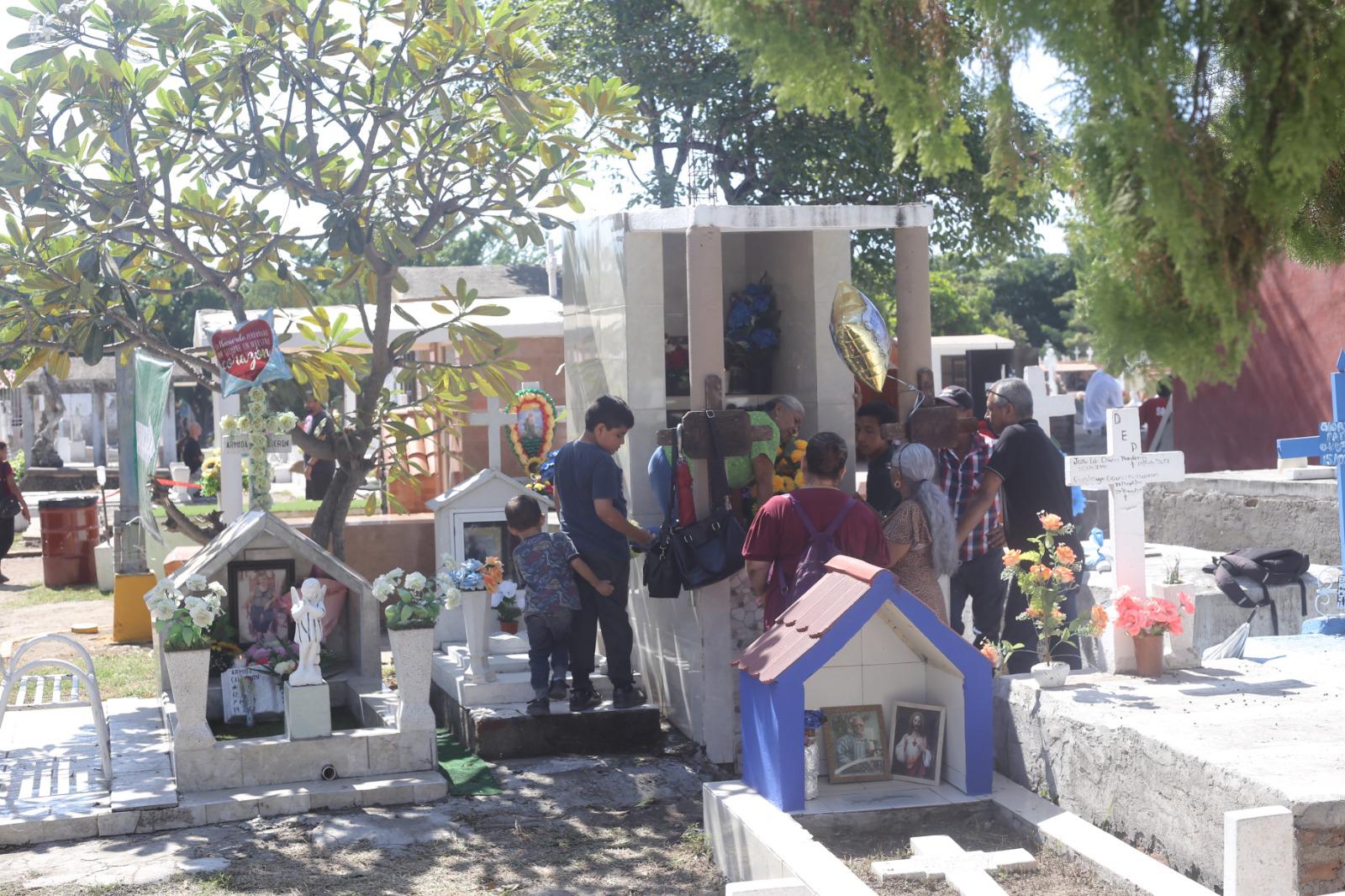 $!Mazatlecos mantienen viva la tradición del Día de Muertos en los panteones