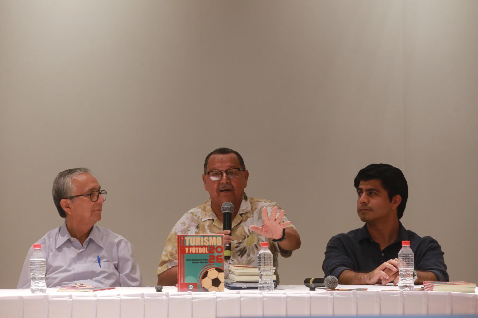 $!El profesor Jorge Daniel Pagola acompañó como invitado especial en la charla sobre turismo y futbol.