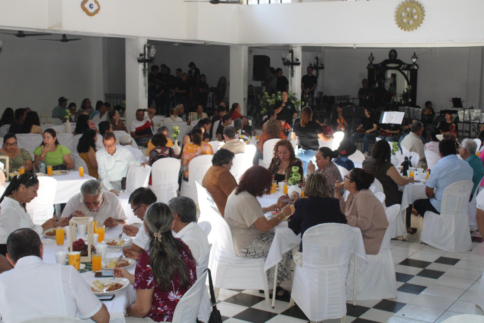 $!Orquesta Raíces de Plata y Coro Lola Beltrán realizan desayuno con causa en El Rosario