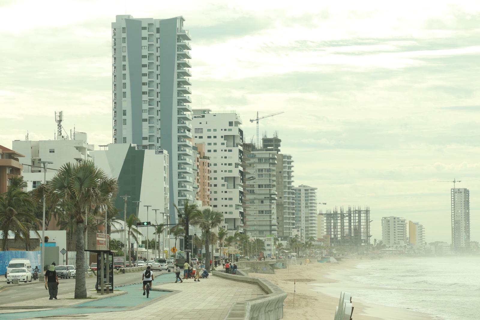 $!Permanece restricción en zonas de playa de Mazatlán por fuerte oleaje