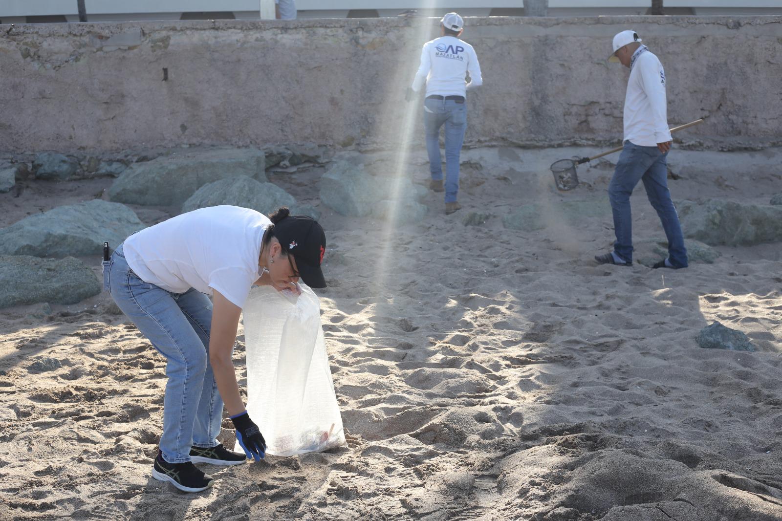 $!Retiran 160 costales de basura durante jornada de limpieza en Mazatlán
