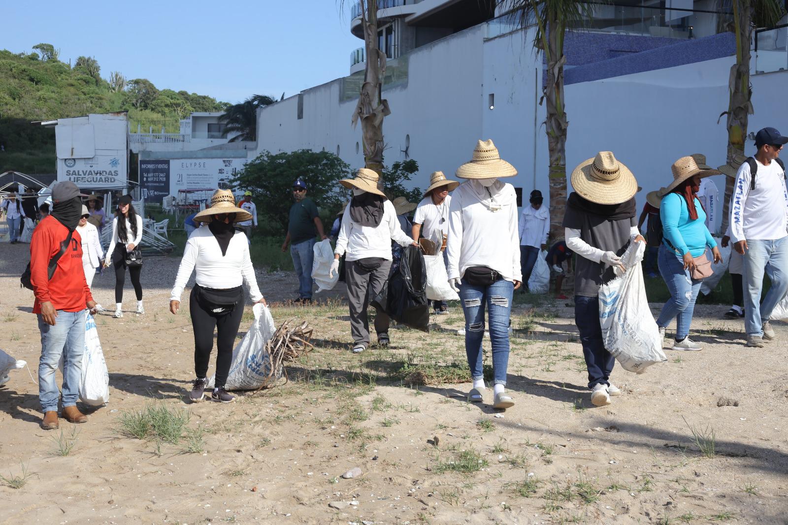 $!Suman esfuerzos Semarnat y Sectur por la limpieza y conservación de playas en Mazatlán