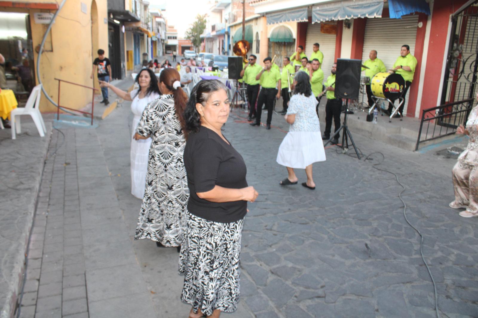$!Locatarios del Mercado Miguel Hidalgo de El Rosario celebran el Día de las Madres en medio de dificultades económicas