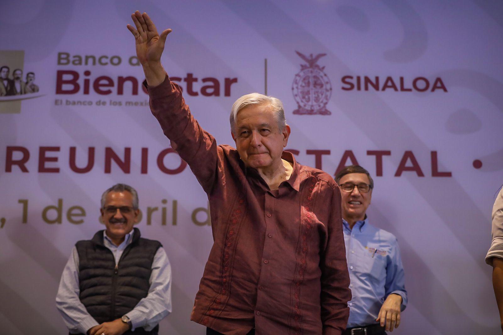$!A puerta cerrada, AMLO se reúne con Servidores de la Nación en Culiacán