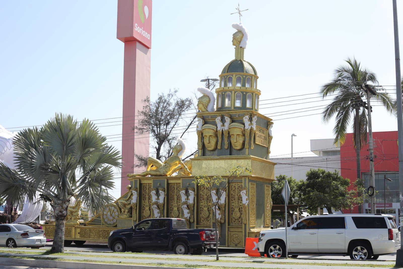$!Carros alegóricos del Carnaval de Mazatlán permanecen en la Rafael Buelna y se alenta el tráfico en la zona