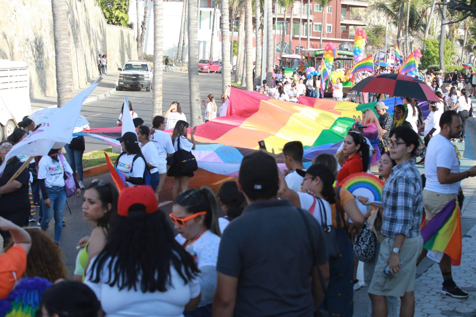 $!Se llena de color el malecón de Mazatlán con marcha de la comunidad LGTB+