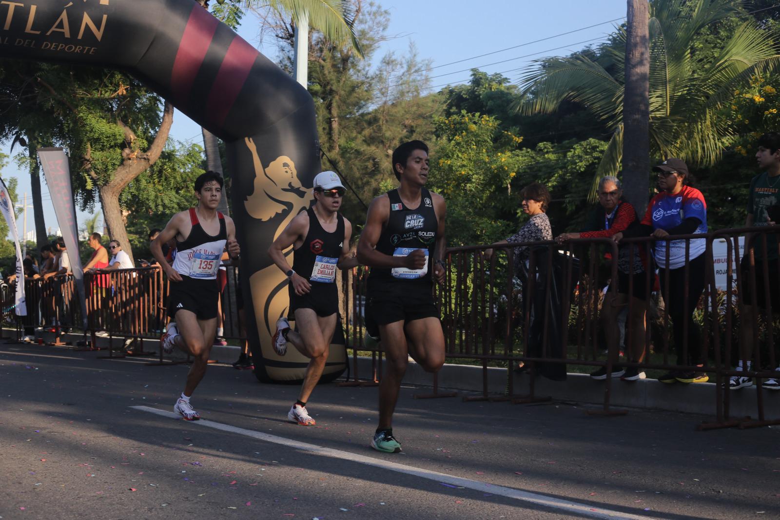 $!¡Tricampeón! Diego Bárcenas rompe su propio récord en Carrera Urbanianos Premier