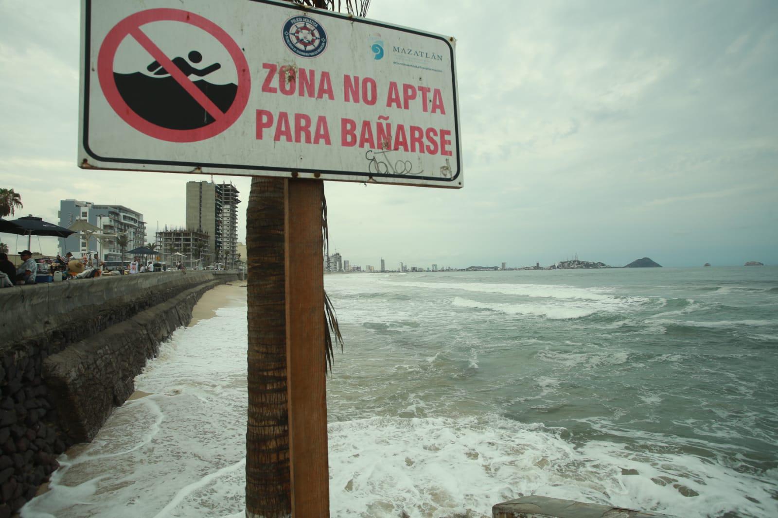$!Cierran playas y puerto en Mazatlán pero bañistas siguen en el mar