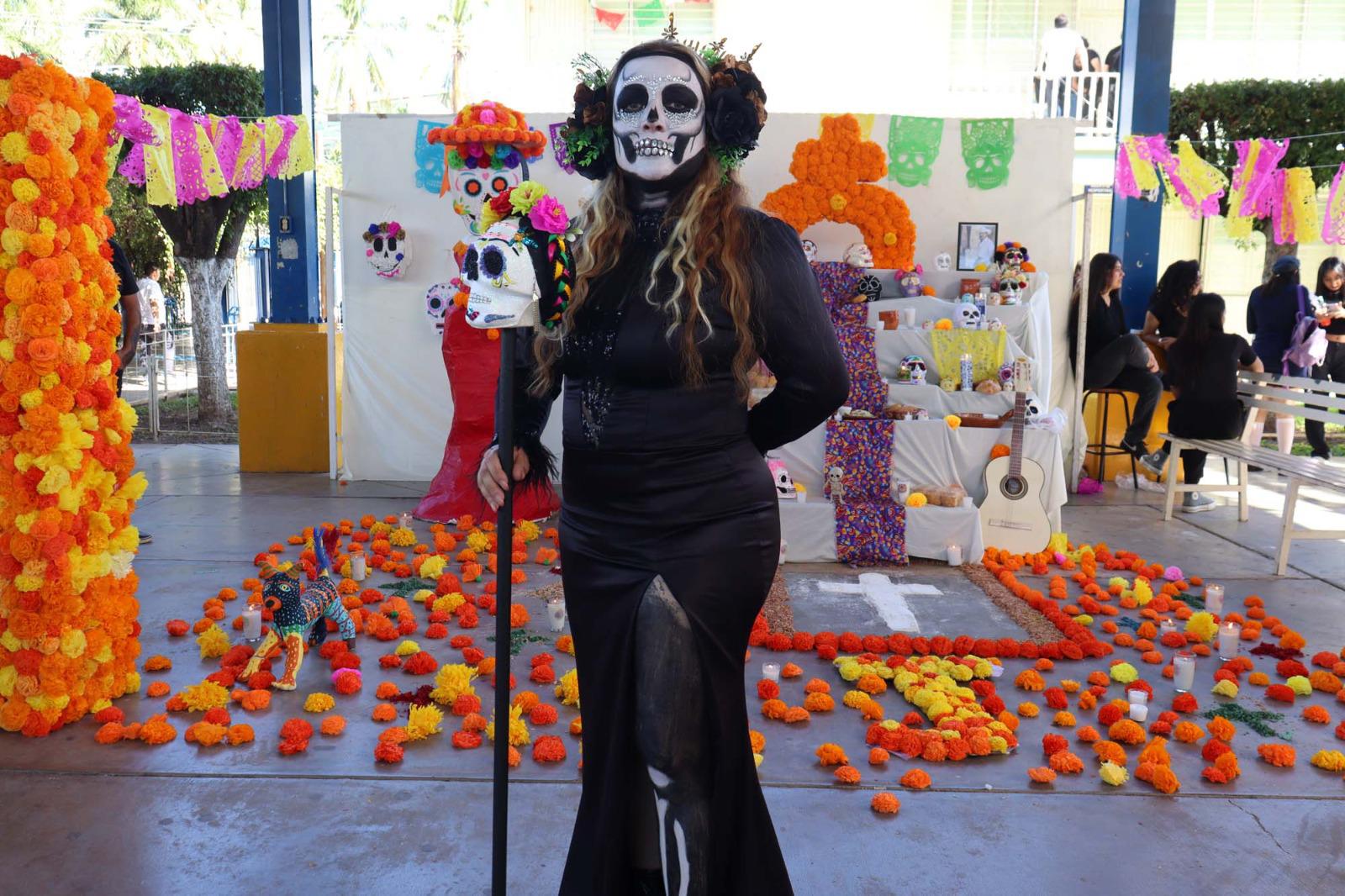 $!‘Espantan’ catrines y catrinas al plantel Emiliano Zapata de la prepa UAS; celebran su concurso anual