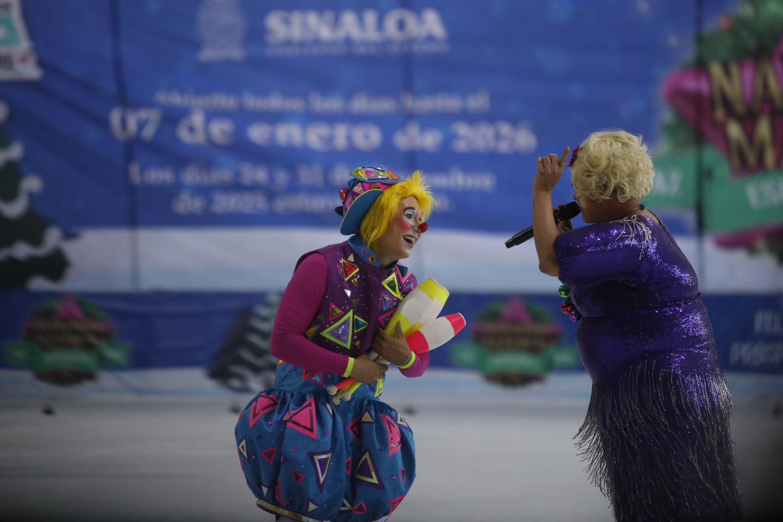$!Encienden árbol navideño y arranca pista de hielo en Palacio de Gobierno, en Culiacán