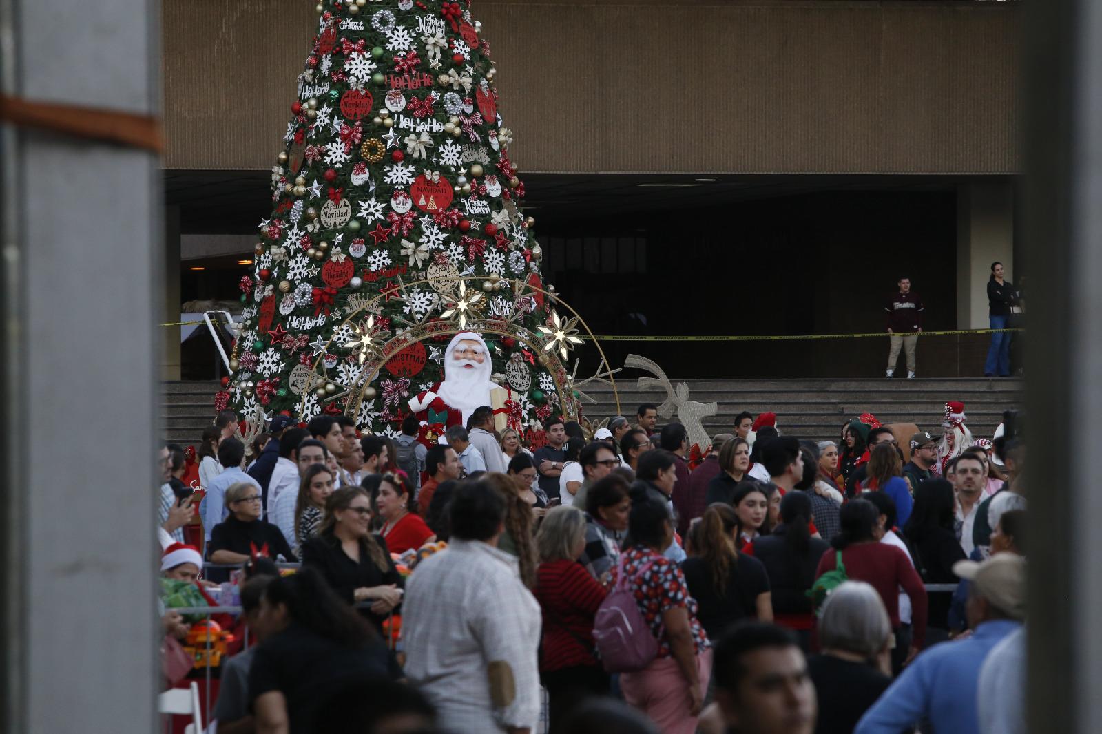 $!Encienden árbol navideño y arranca pista de hielo en Palacio de Gobierno, en Culiacán