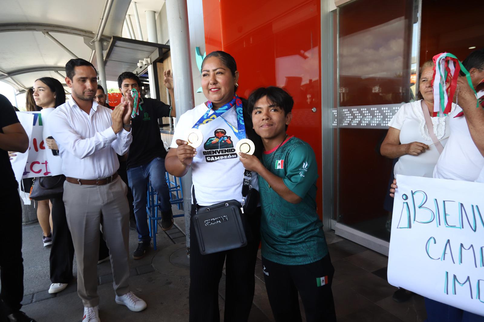 $!Mazatlán recibe con fiesta a Sigi Sergio David Cruz, doble medallista de oro en Chile 2025