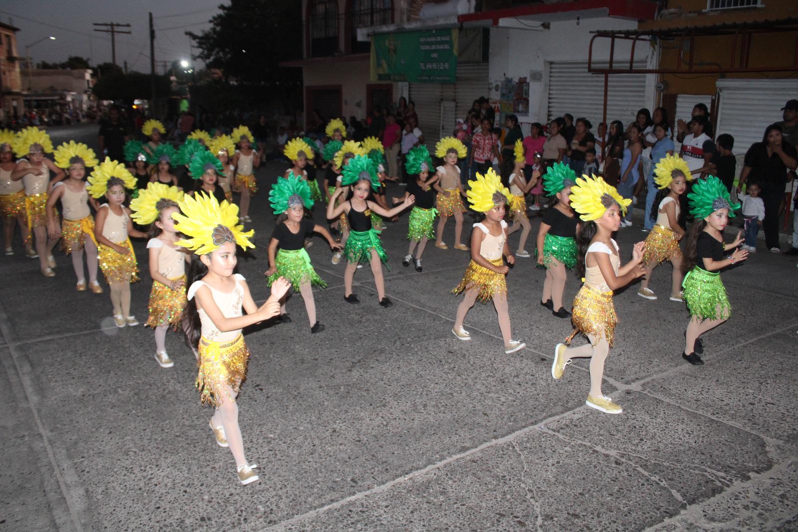 $!Cierra Carnaval de El Rosario con desfile y espectáculo de luces