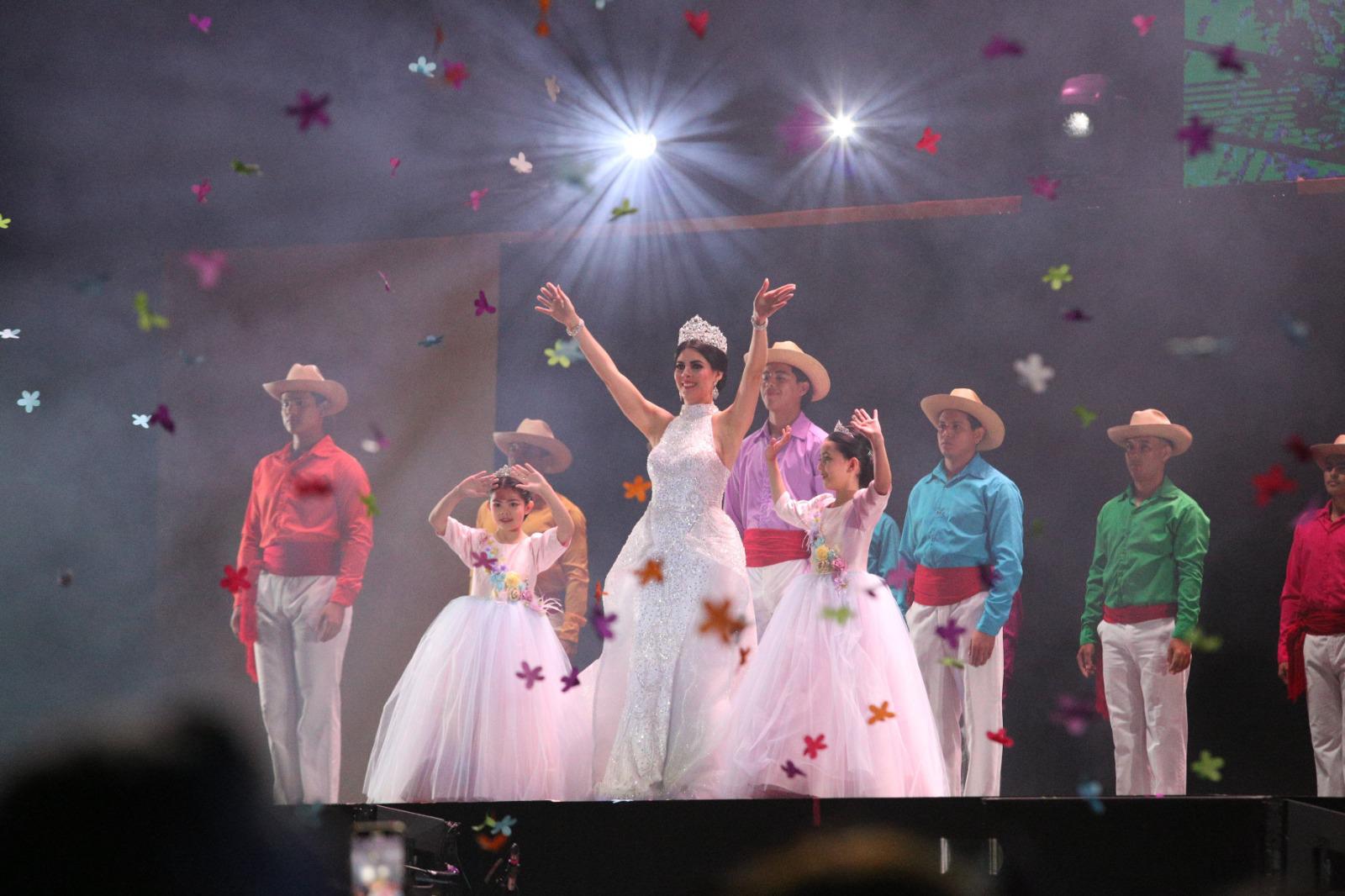 $!Alma III, Reina de los Juegos Florales de 1998, recibió su galardón de manos de sus hijas Marla Isabel y María Irene Hidalgo, por sus 25 años de reinado.