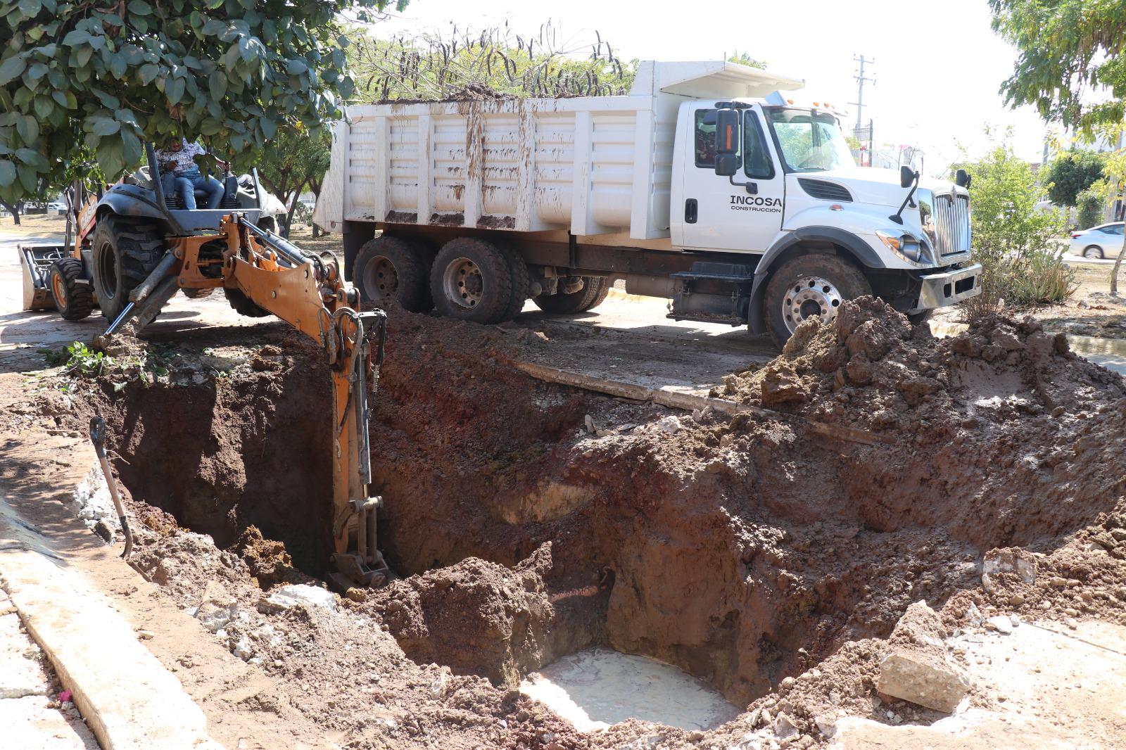 $!Repara Jumapam falla que originó mega fuga de agua en la zona norte de Mazatlán