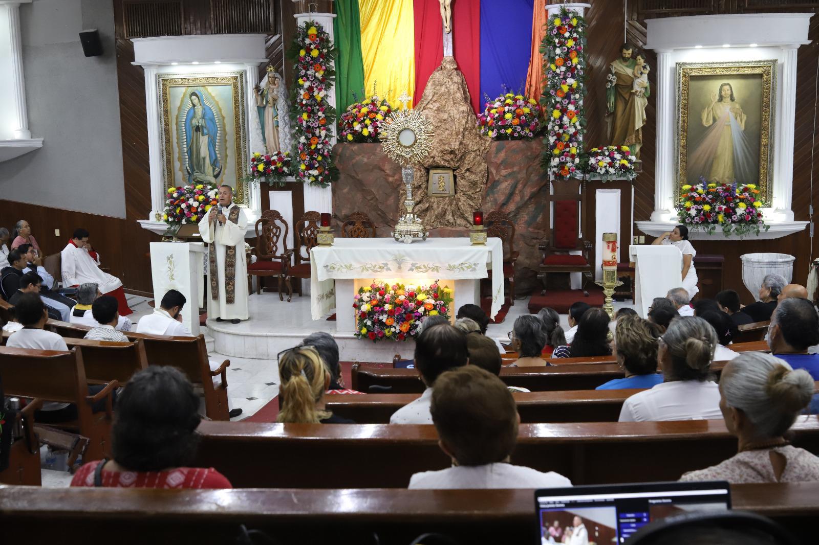 $!Manifiestan su fe cientos de creyentes en la Oración por los Enfermos del 29 Congreso Diocesano de Mazatlán