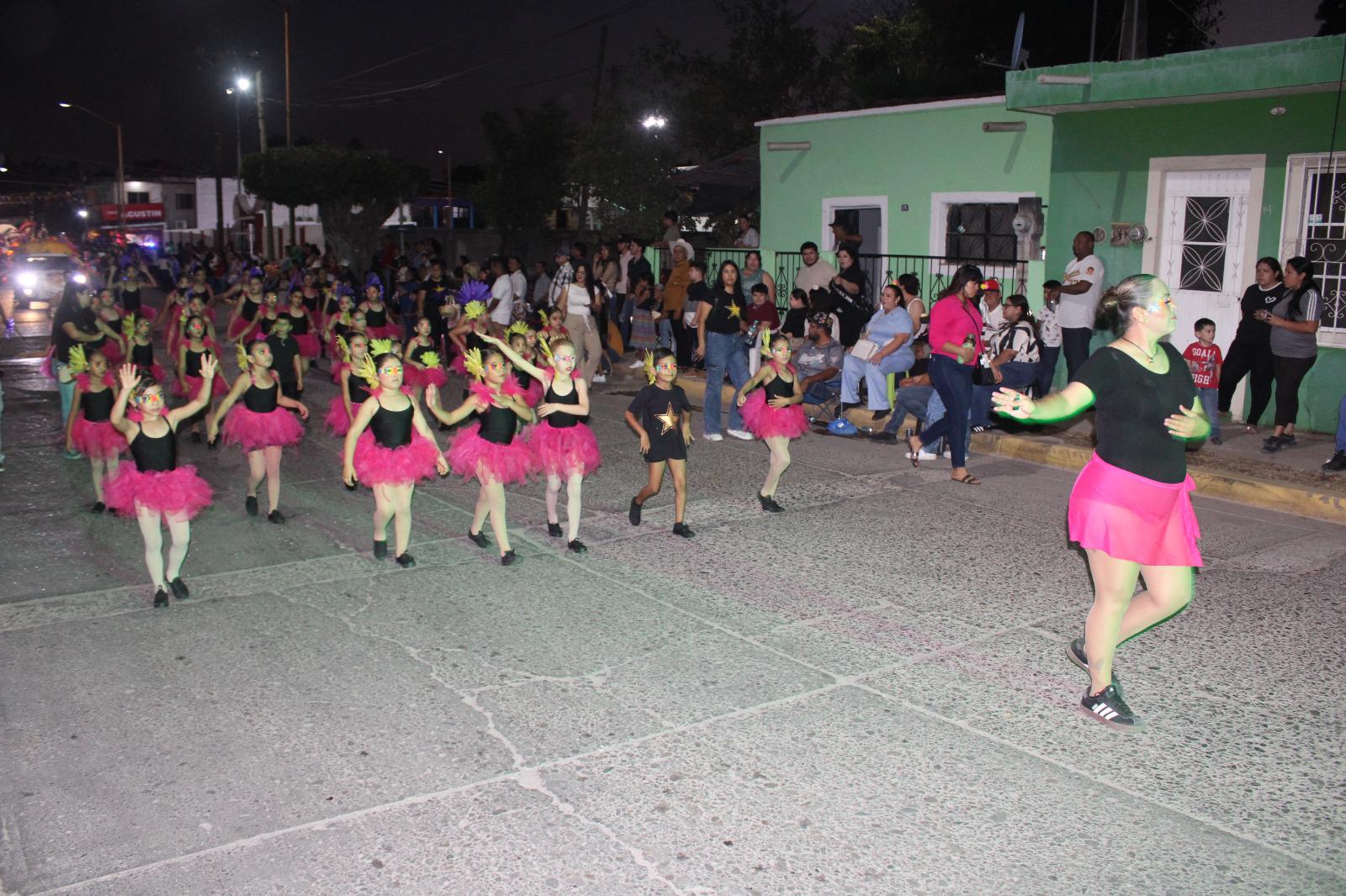 $!Cierra Carnaval de El Rosario con desfile y espectáculo de luces