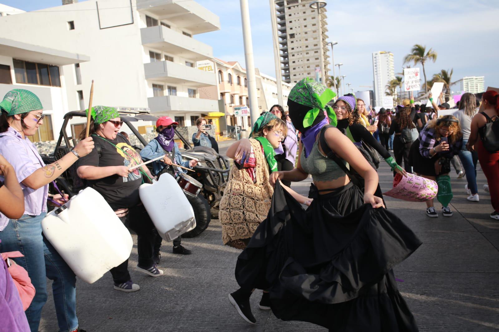 $!Mujeres toman el paseo costero de Mazatlán para exigir alto a la violencia