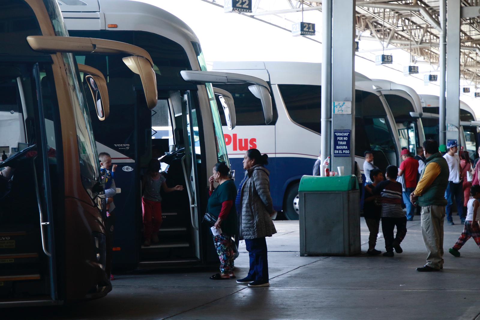 $!Permanecen varados cientos de pasajeros en la Central de Autobuses de Culiacán