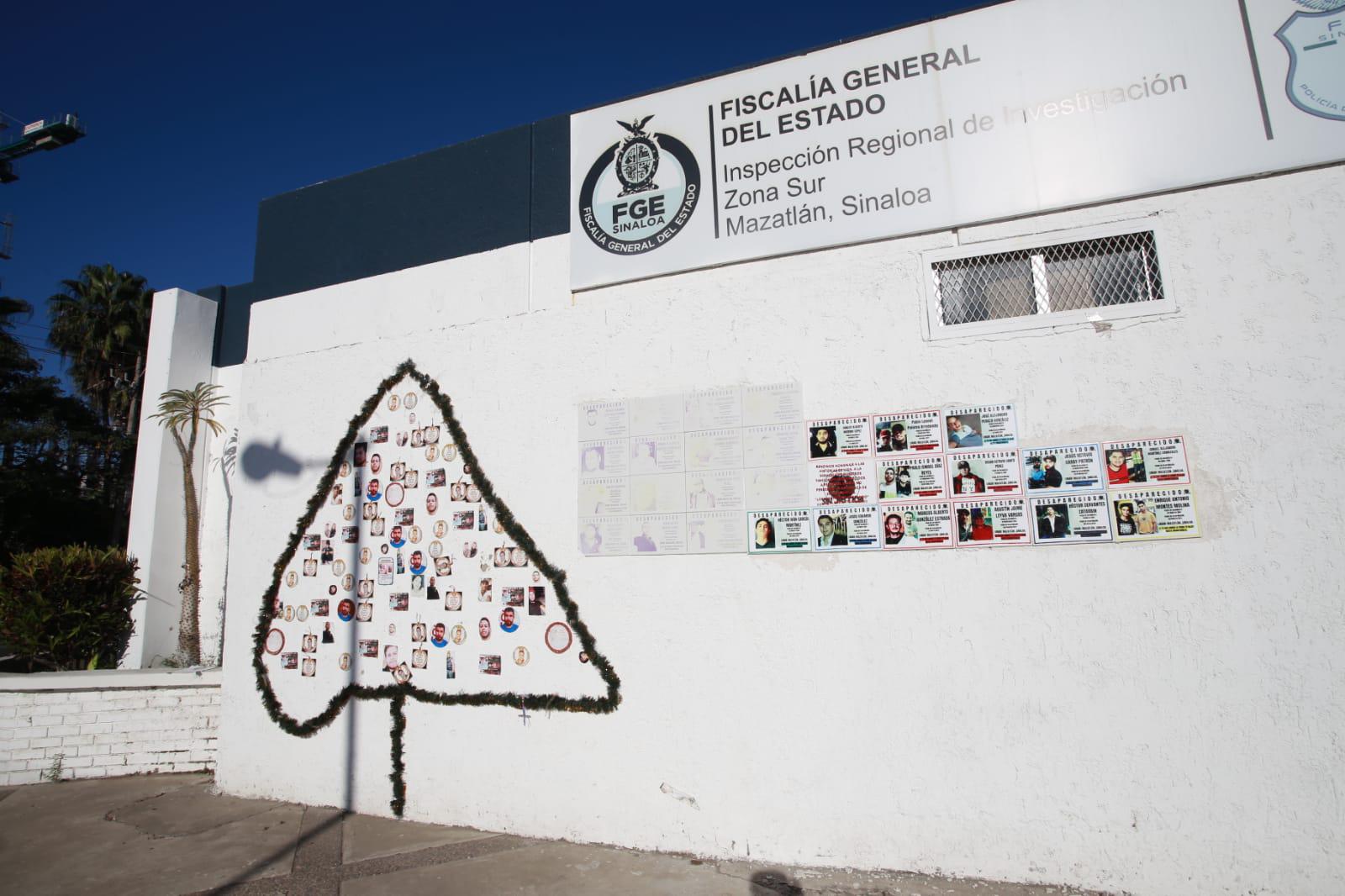 $!Colocan en Vicefiscalía de Mazatlán ‘árbol navideño’ con fotos de desaparecidos