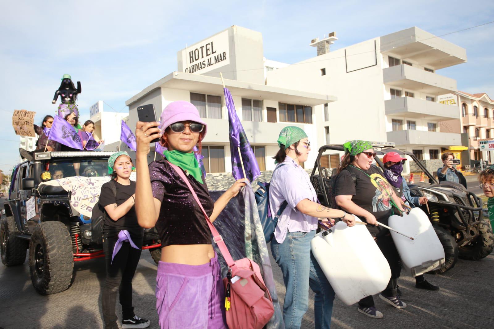 $!Mujeres toman el paseo costero de Mazatlán para exigir alto a la violencia