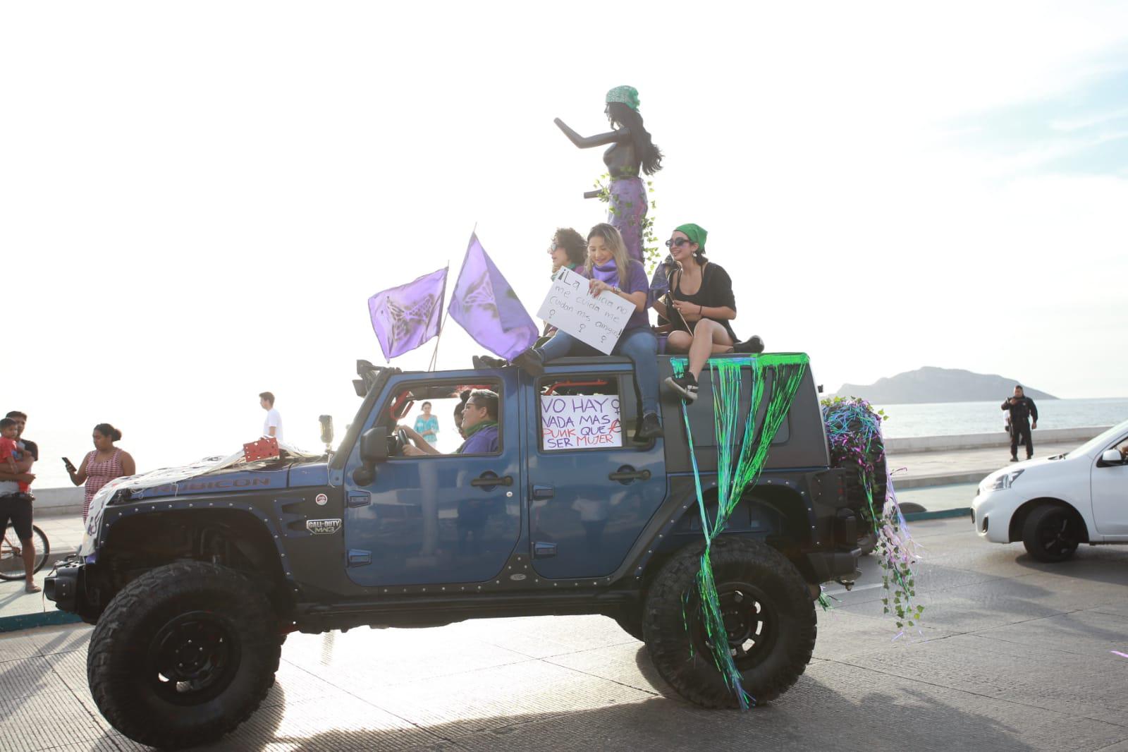 $!Mujeres toman el paseo costero de Mazatlán para exigir alto a la violencia